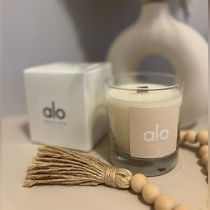 Alo signature candle 8 oz new in box